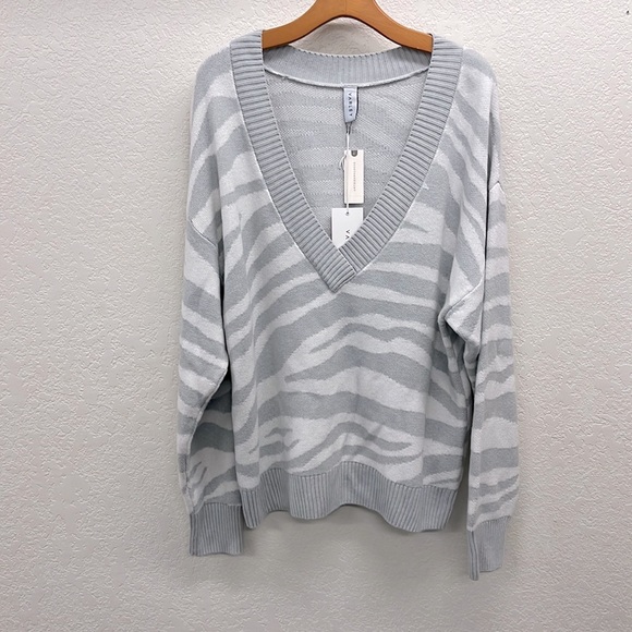 Varley Calvert Oversized Sweater in Gray Size M Zebra Print V-Neck - Picture 1 of 5